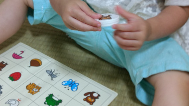 磁石かんじ盤で遊ぶ2歳児