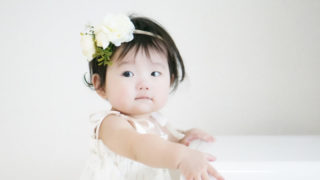 かわいい洋服をきる子供