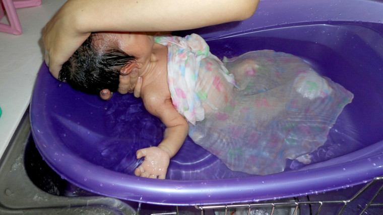 シンクで沐浴している赤ちゃん