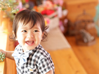 お誕生日の1歳児