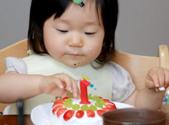誕生日ケーキを食べる1歳
