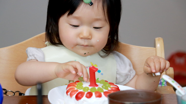 誕生日ケーキを食べる1歳