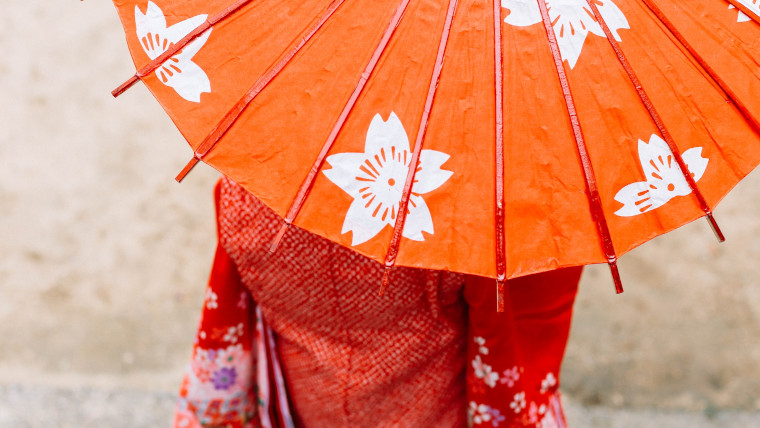 和傘を持つ女の子