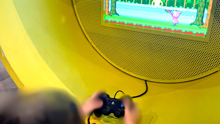 日本科学未来館「老いパーク」で白内障体験ゲームで遊ぶ子供