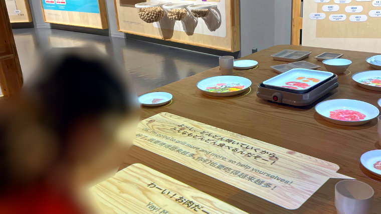 日本科学未来館の展示「プラネタリー・クライシス」で環境問題を学ぶ様子