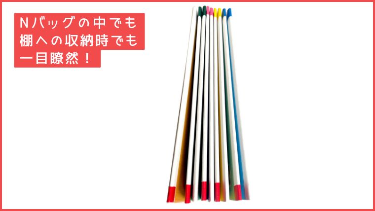 ノートを縦に並べて上から見た様子。背表紙の色だけでどの教科か瞬時に判断できる
